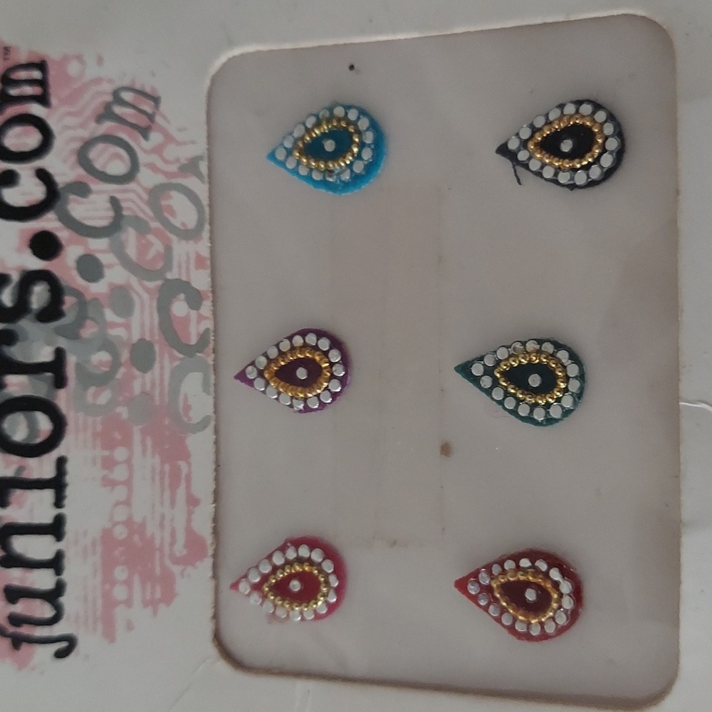 Bindi - Picture 3 of 3